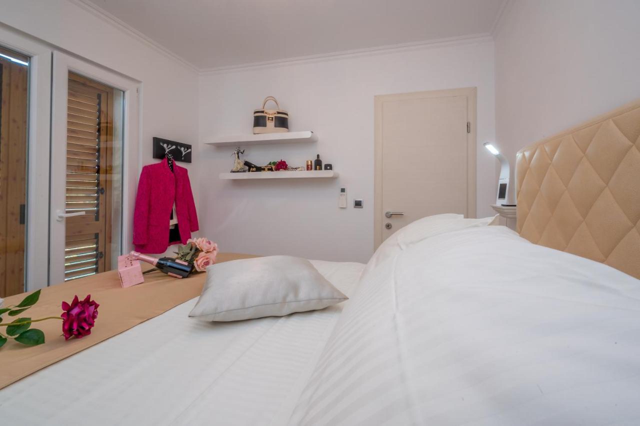 Uniquely Designed Villa Ivana With Outdoor Jacuzzi Nearby The Pebble Banje Beach At The Island Of Solta Rogač Buitenkant foto