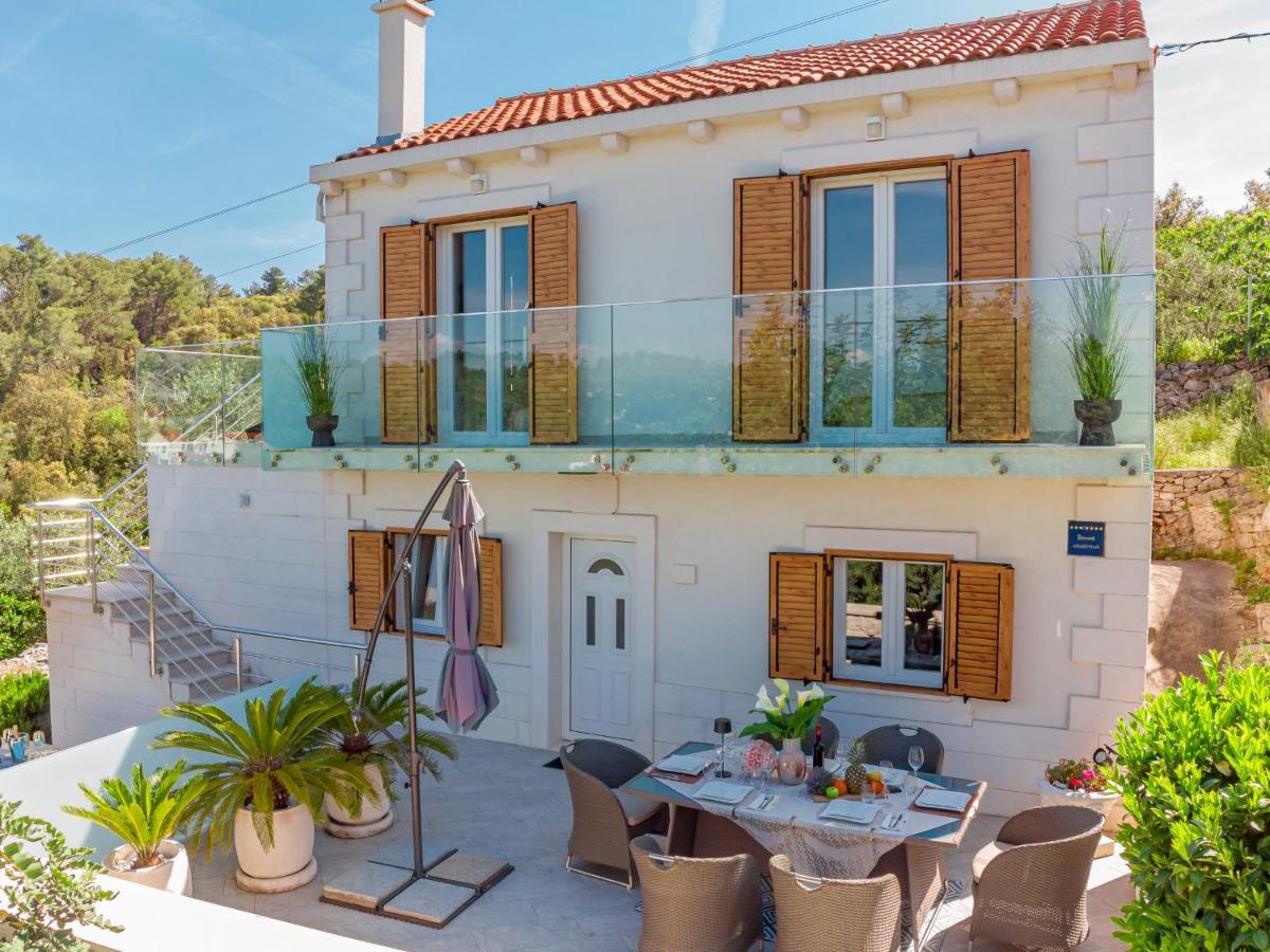 Uniquely Designed Villa Ivana With Outdoor Jacuzzi Nearby The Pebble Banje Beach At The Island Of Solta Rogač Buitenkant foto