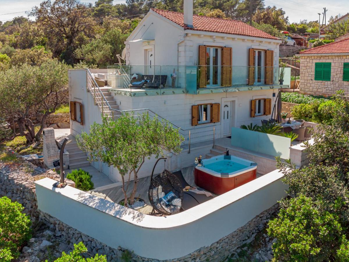 Uniquely Designed Villa Ivana With Outdoor Jacuzzi Nearby The Pebble Banje Beach At The Island Of Solta Rogač Buitenkant foto