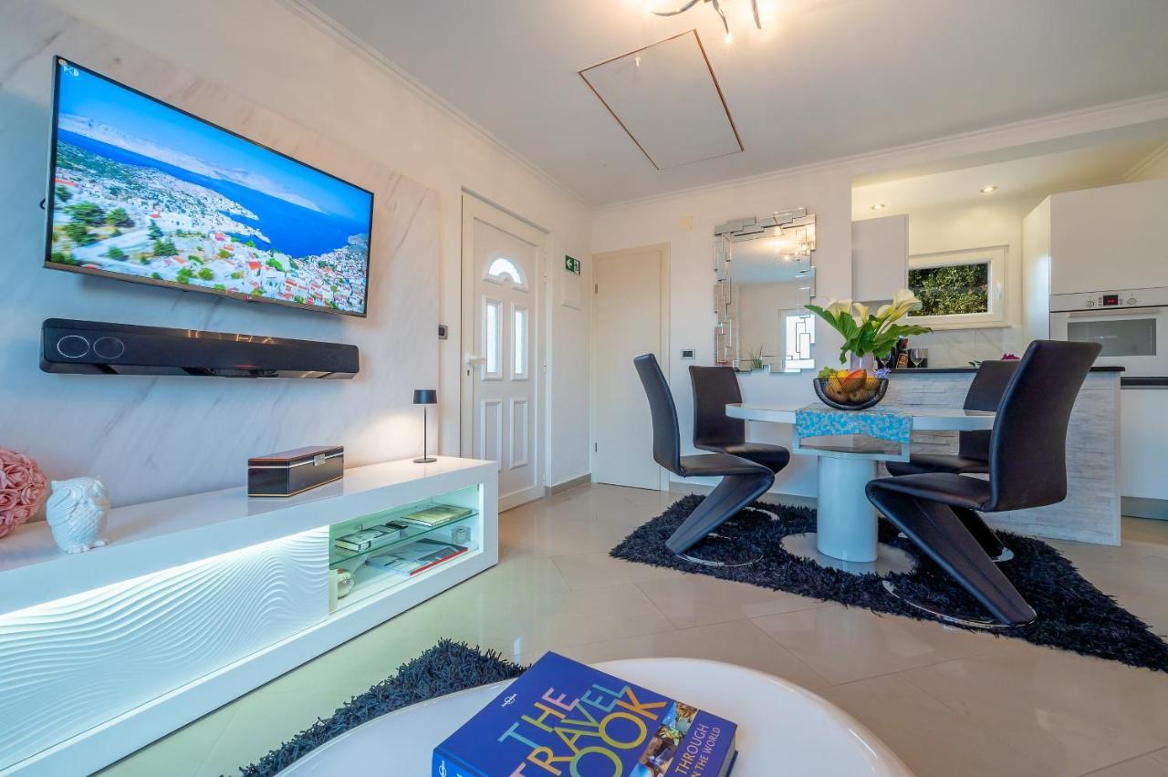 Uniquely Designed Villa Ivana With Outdoor Jacuzzi Nearby The Pebble Banje Beach At The Island Of Solta Rogač Buitenkant foto