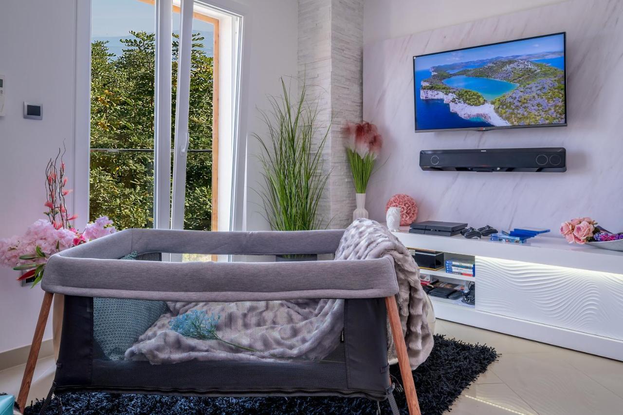 Uniquely Designed Villa Ivana With Outdoor Jacuzzi Nearby The Pebble Banje Beach At The Island Of Solta Rogač Buitenkant foto